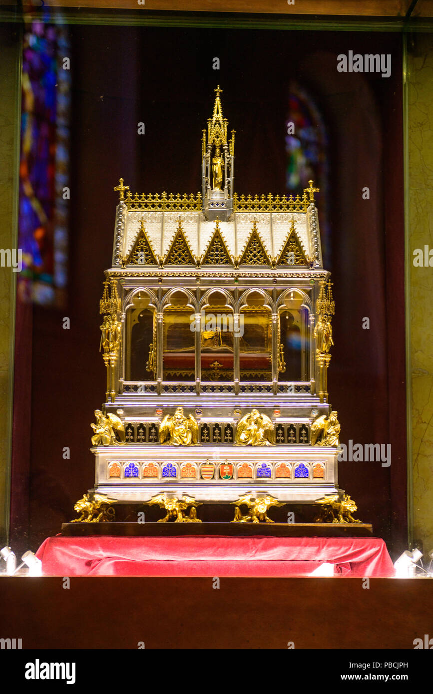 BUDAPEST, HUNGRÍA - Aug 18 2014: Interior de la Basílica de San Esteban, una basílica católica romana en Budapest, Hungría. Es nombrado en honor de Ste. Foto de stock