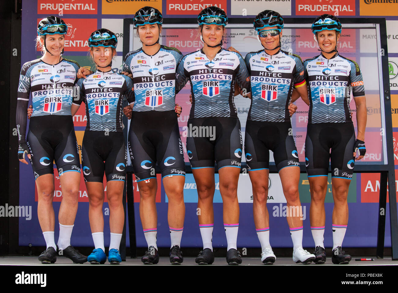 Londres, Reino Unido. 28 de julio de 2018. Deportistas de elite del Equipo Hitec Products Birk Sport Team se preparan para competir en el Prudential RideLondon Classique, las mujeres más ricas de un día en la carrera de ciclismo. La carrera es parte de la UCI World Tour y la mujer ofrece a los espectadores la oportunidad de ver a los mejores equipos de ciclismo de mujeres luchando a lo largo de 12 vueltas en un circuito cerrado 5.4km comienzan y terminan en el Mall. Crédito: Mark Kerrison/Alamy Live News Foto de stock