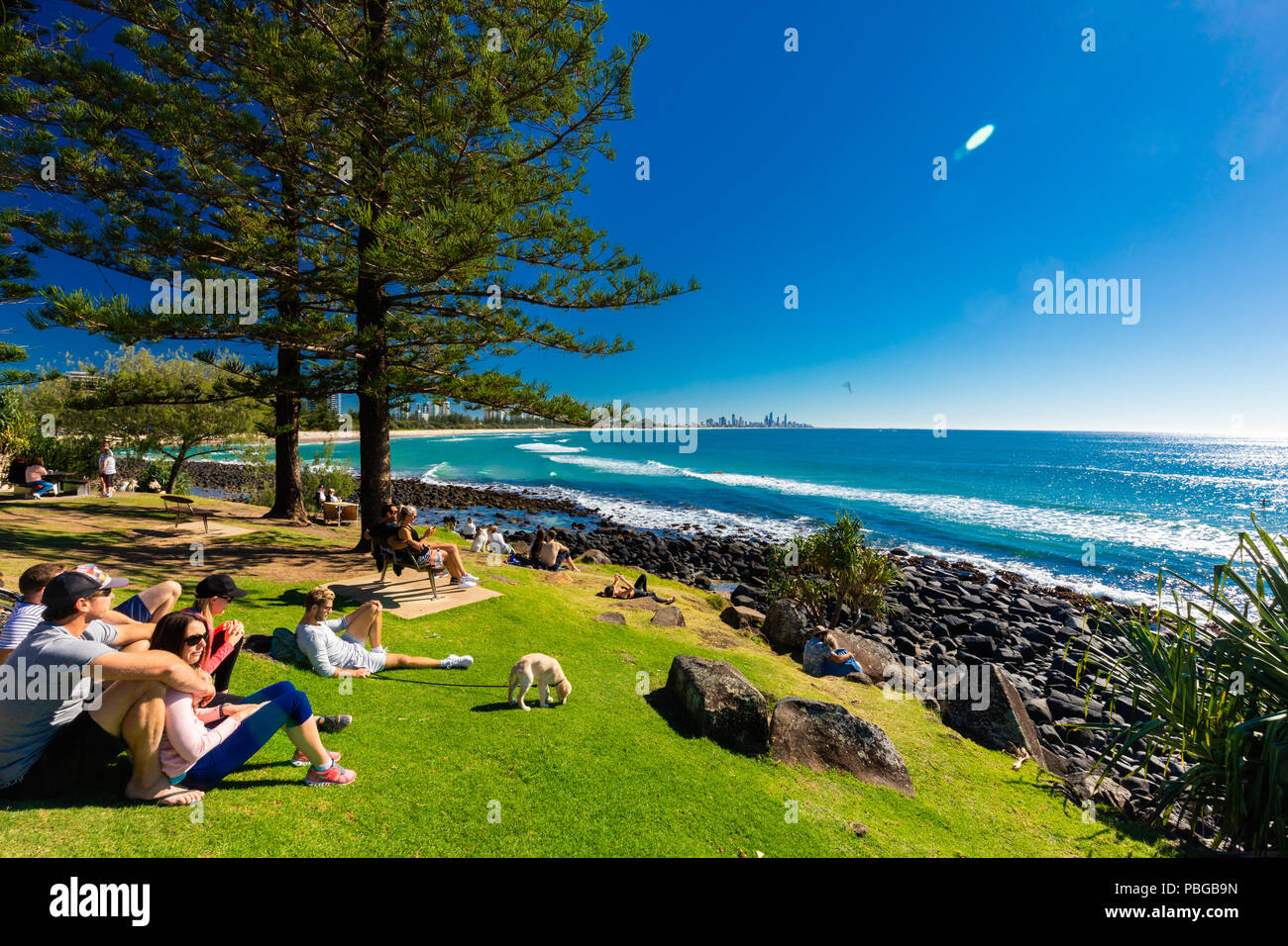 GOLD COAST, AUS - 8 Julio 2018: Gente viendo Gold Coast y surf beach At Burleigh Heads, Queensland, Australia Foto de stock