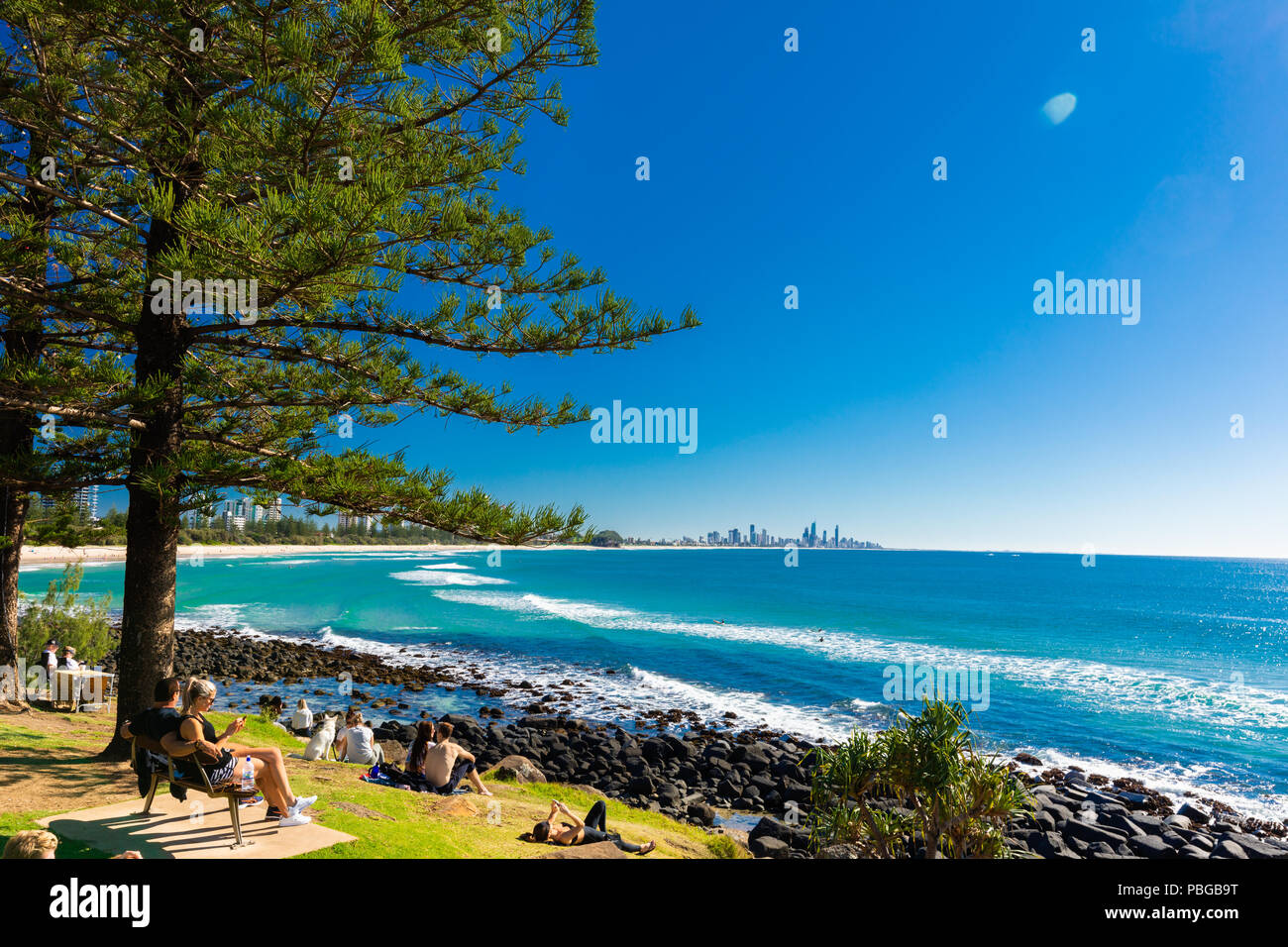 GOLD COAST, AUS - 8 Julio 2018: Gold Coast y surf beach At Burleigh Heads, Queensland, Australia Foto de stock