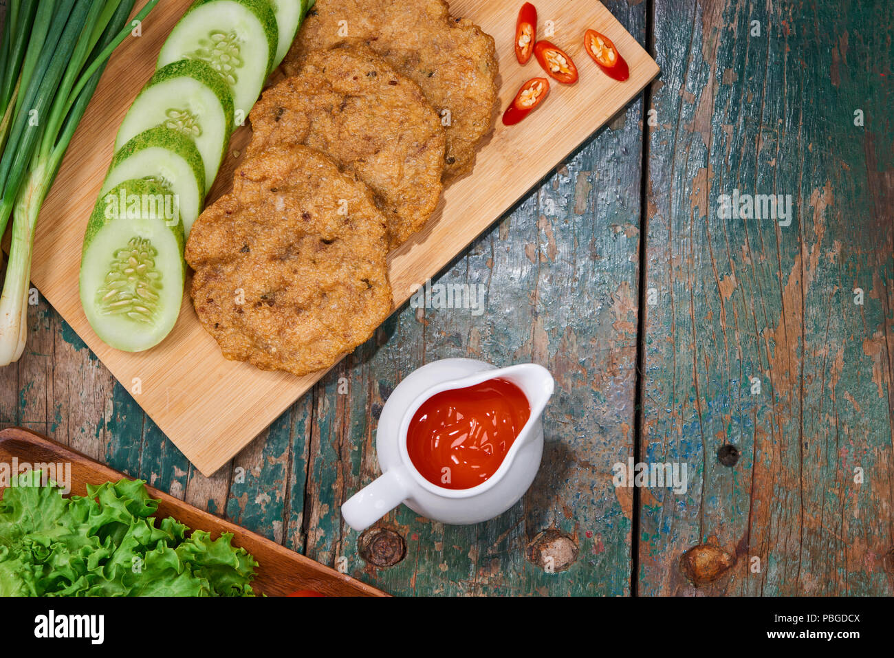 Vietnam patty pescado frito con verduras y salsa. Foto de stock