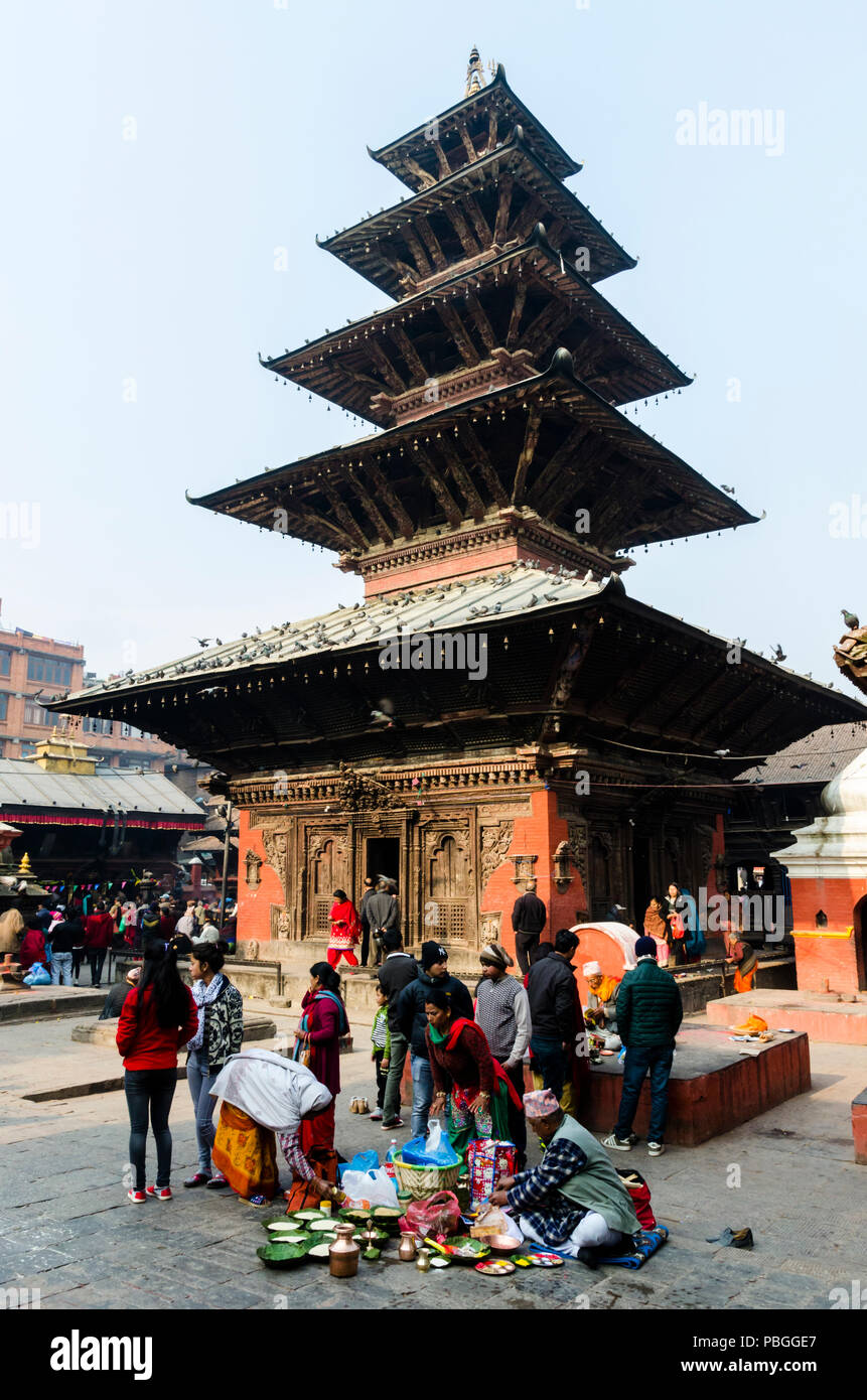 Los devotos en el templo Kumbheshwar, Patan, Nepal Foto de stock