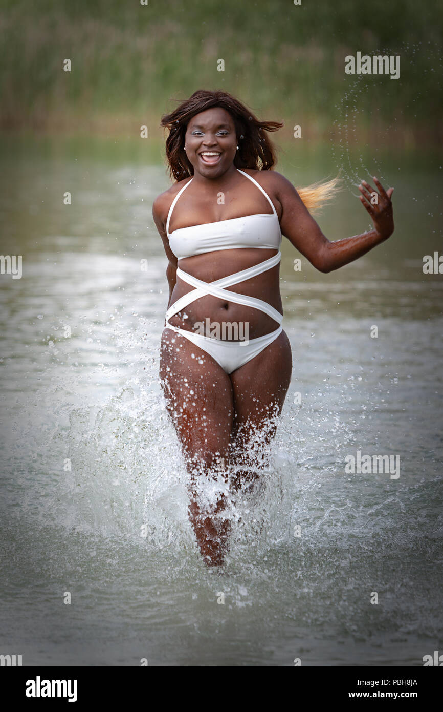 Mujeres gorditas bikini fotografías e imágenes de alta resolución - Alamy