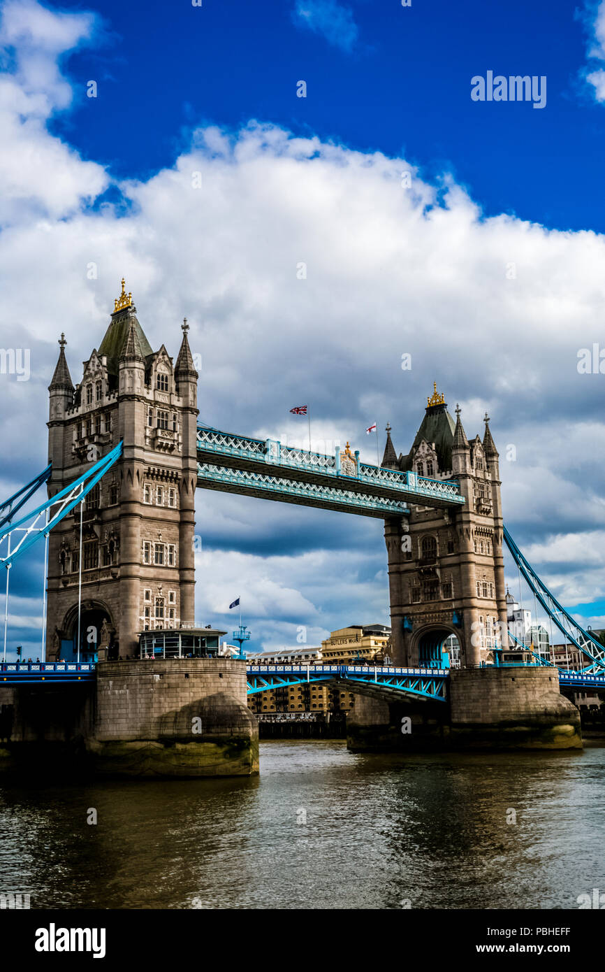 Tower Bridge, un símbolo icónico de Londres que cruza el río Támesis, en un día nublado. Foto de stock
