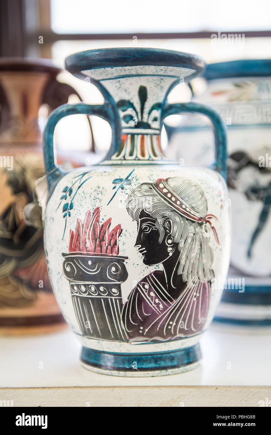 KALAMBAKA, Grecia - Mar 20, 2015: Recuerdo jarrón griego con el ornamento tradicional griega. La cerámica griega son el recuerdo popular en Grecia Foto de stock