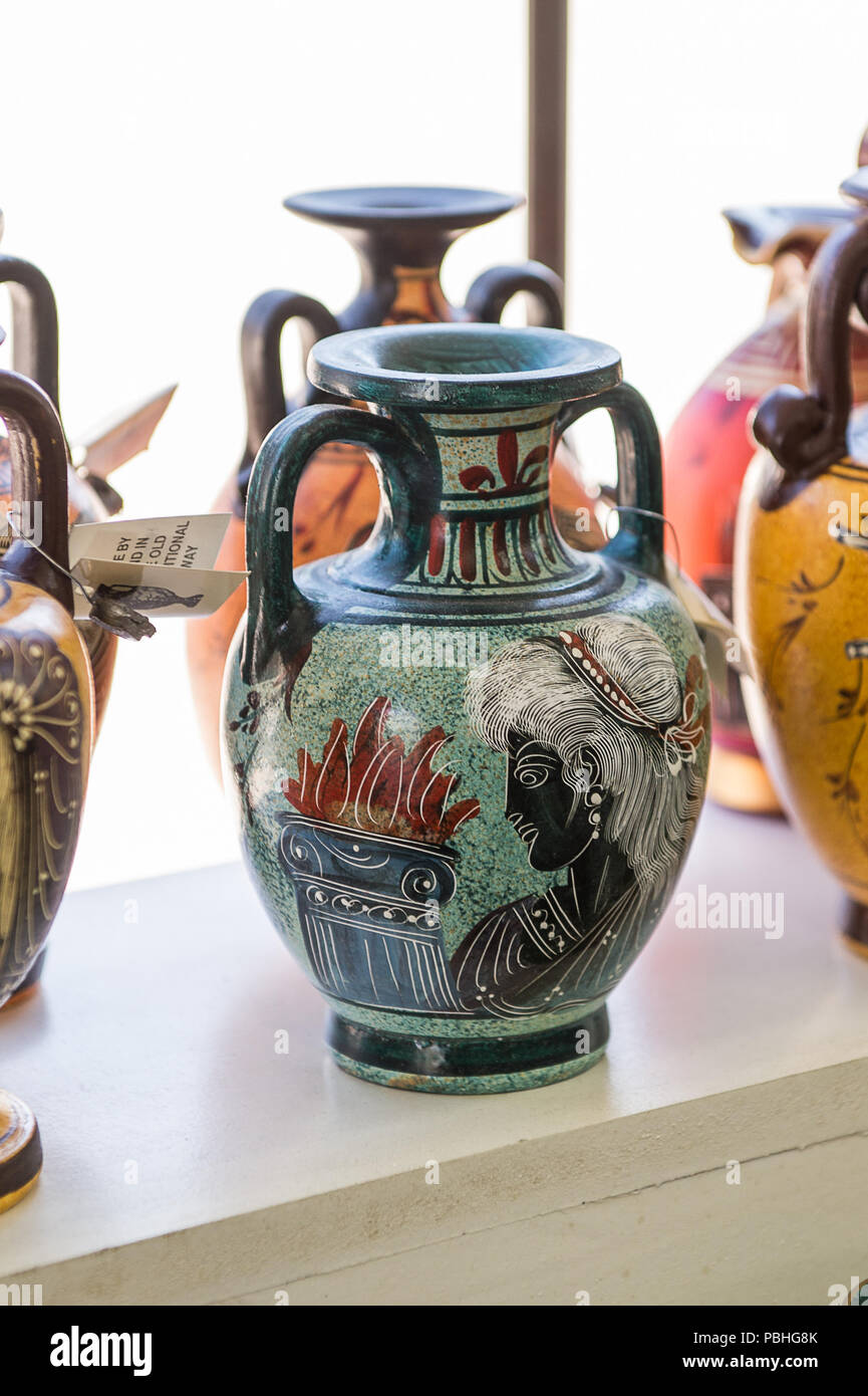 KALAMBAKA, Grecia - Mar 20, 2015: Recuerdo jarrón griego con el ornamento tradicional griega. La cerámica griega son el recuerdo popular en Grecia Foto de stock