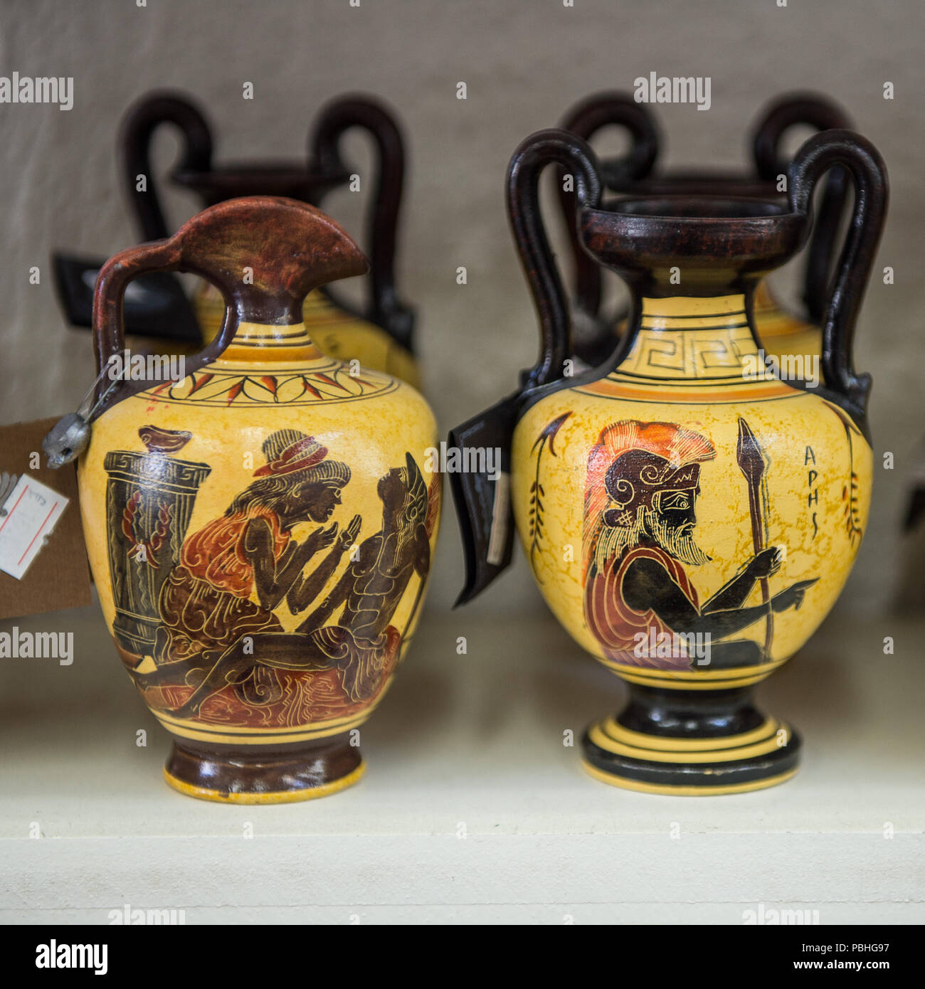 KALAMBAKA, Grecia - Mar 20, 2015: La cerámica griega con el ornamento tradicional griega. La cerámica griega son el recuerdo popular en Grecia Foto de stock