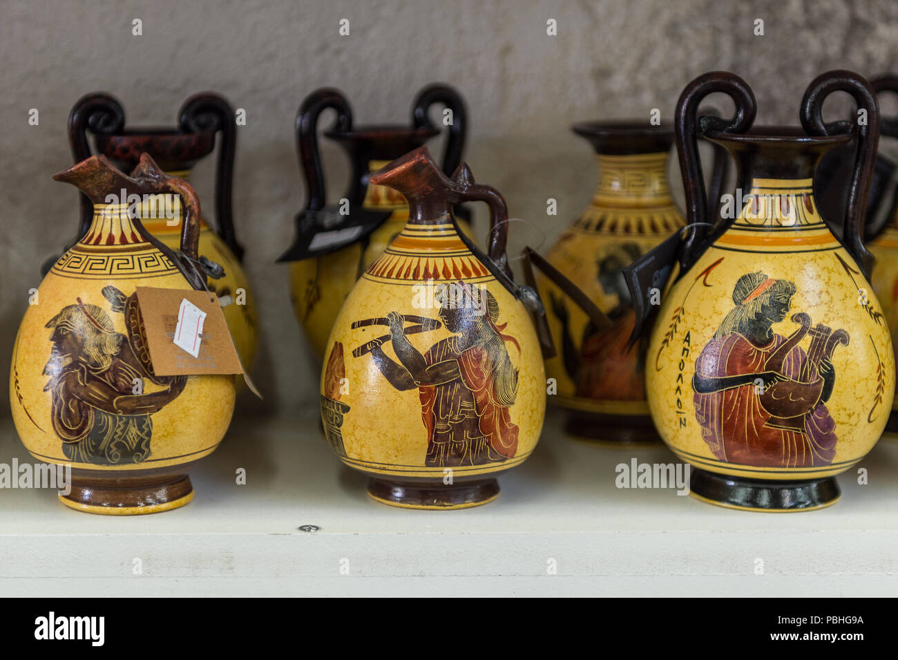 KALAMBAKA, Grecia - Mar 20, 2015: La cerámica griega con el ornamento tradicional griega. La cerámica griega son el recuerdo popular en Grecia Foto de stock