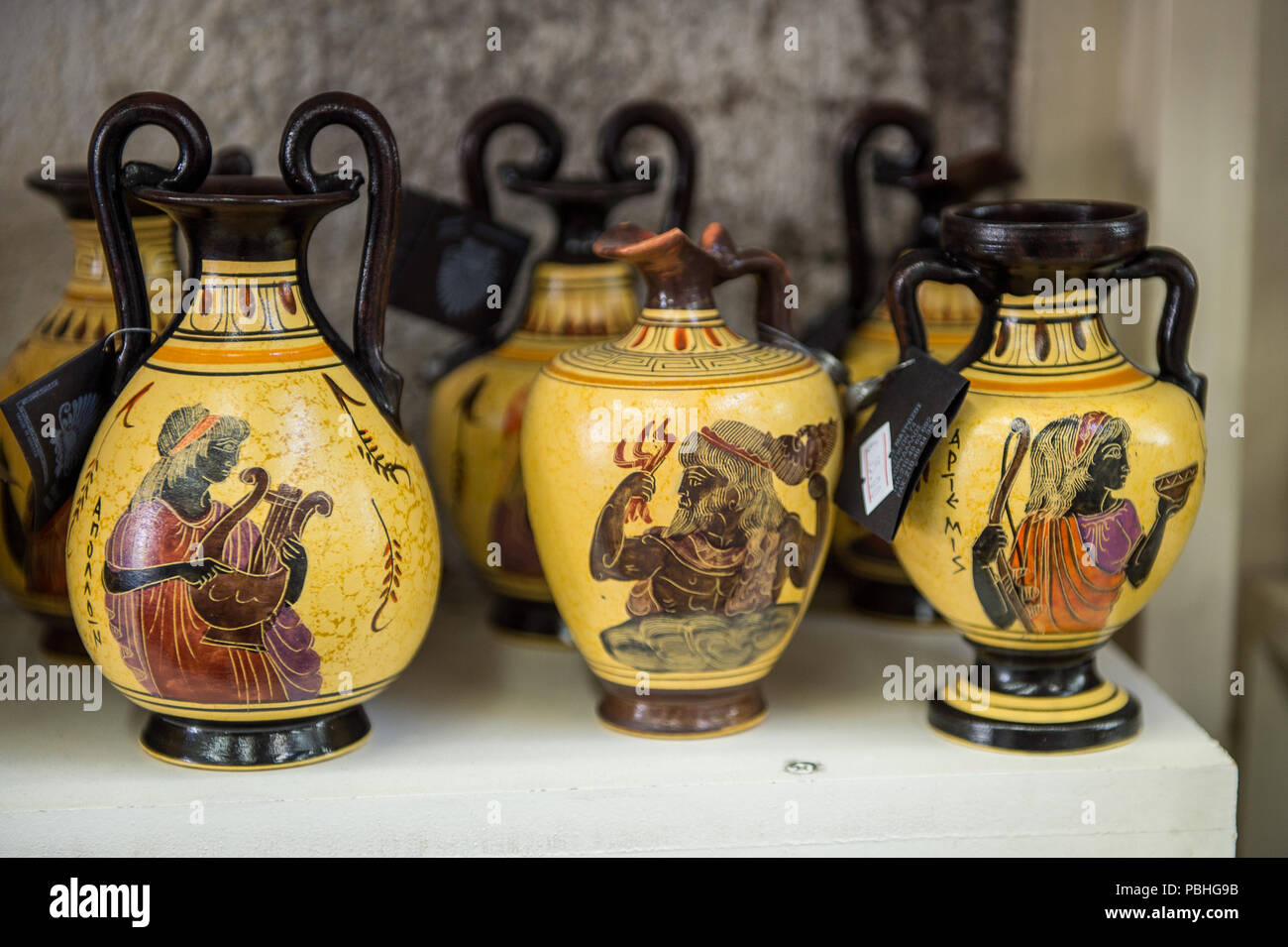 KALAMBAKA, Grecia - Mar 20, 2015: La cerámica griega con el ornamento tradicional griega. La cerámica griega son el recuerdo popular en Grecia Foto de stock