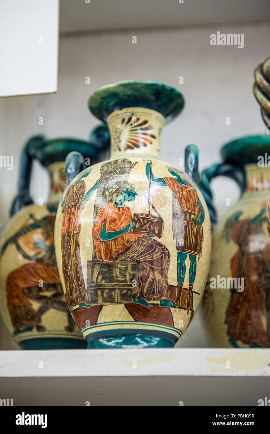 KALAMBAKA, Grecia - Mar 20, 2015: La cerámica griega con el ornamento tradicional griega. La cerámica griega son el recuerdo popular en Grecia Foto de stock