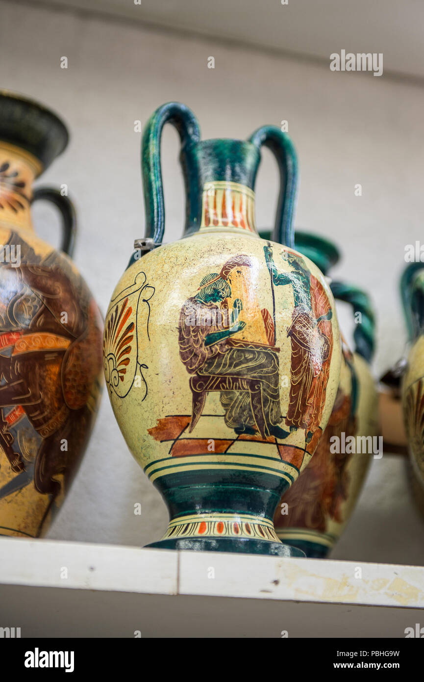 KALAMBAKA, Grecia - Mar 20, 2015: La cerámica griega con el ornamento tradicional griega. La cerámica griega son el recuerdo popular en Grecia Foto de stock