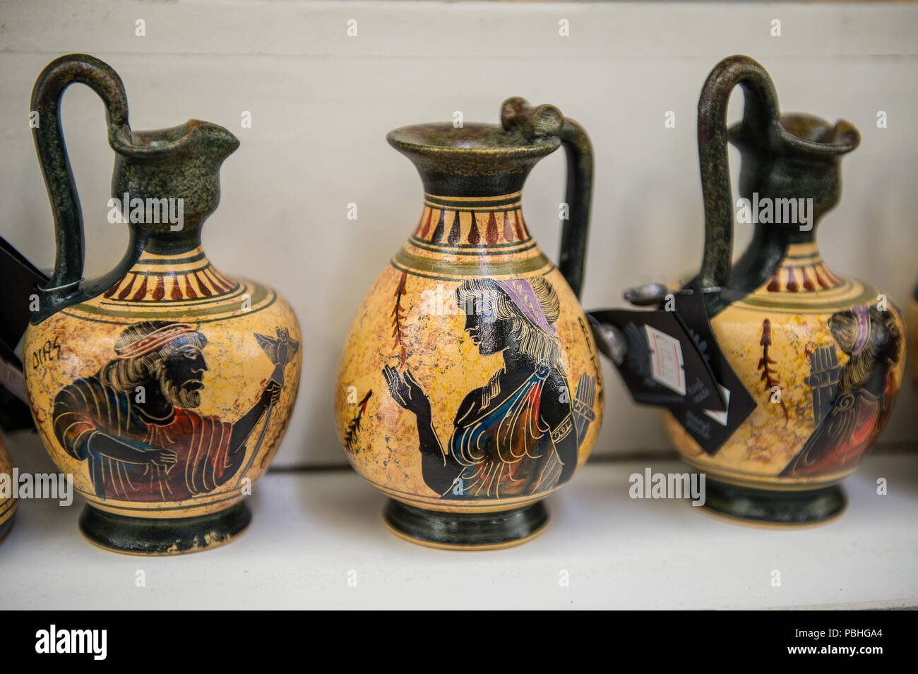 KALAMBAKA, Grecia - Mar 20, 2015: La cerámica griega con el ornamento tradicional griega. La cerámica griega son el recuerdo popular en Grecia Foto de stock