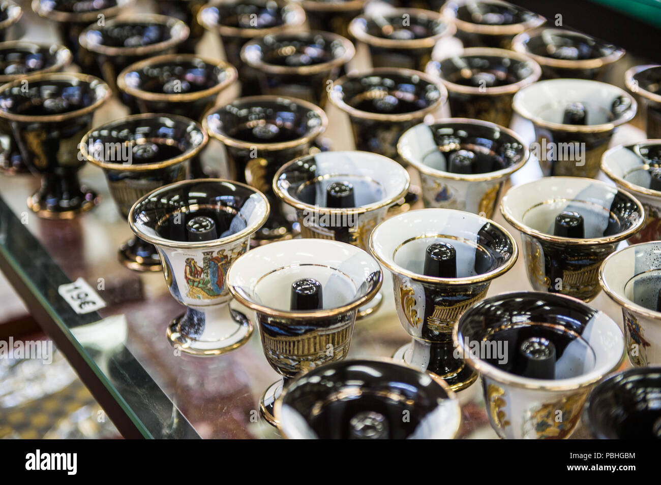 KALAMBAKA, Grecia - Mar 20, 2015: Recuerdo tazas griego con el ornamento tradicional griega. La cerámica griega son el recuerdo popular en Grecia Foto de stock