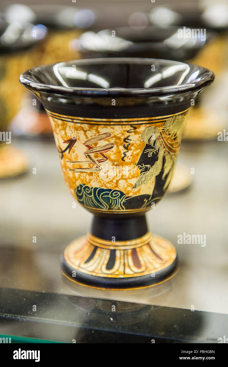 KALAMBAKA, Grecia - Mar 20, 2015: Recuerdo tazas griego con el ornamento tradicional griega. La cerámica griega son el recuerdo popular en Grecia Foto de stock