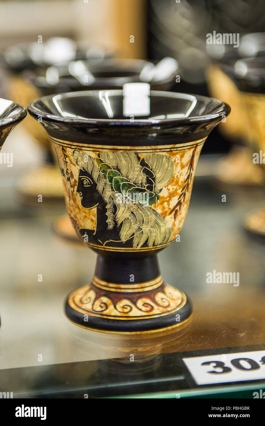KALAMBAKA, Grecia - Mar 20, 2015: Recuerdo tazas griego con el ornamento tradicional griega. La cerámica griega son el recuerdo popular en Grecia Foto de stock
