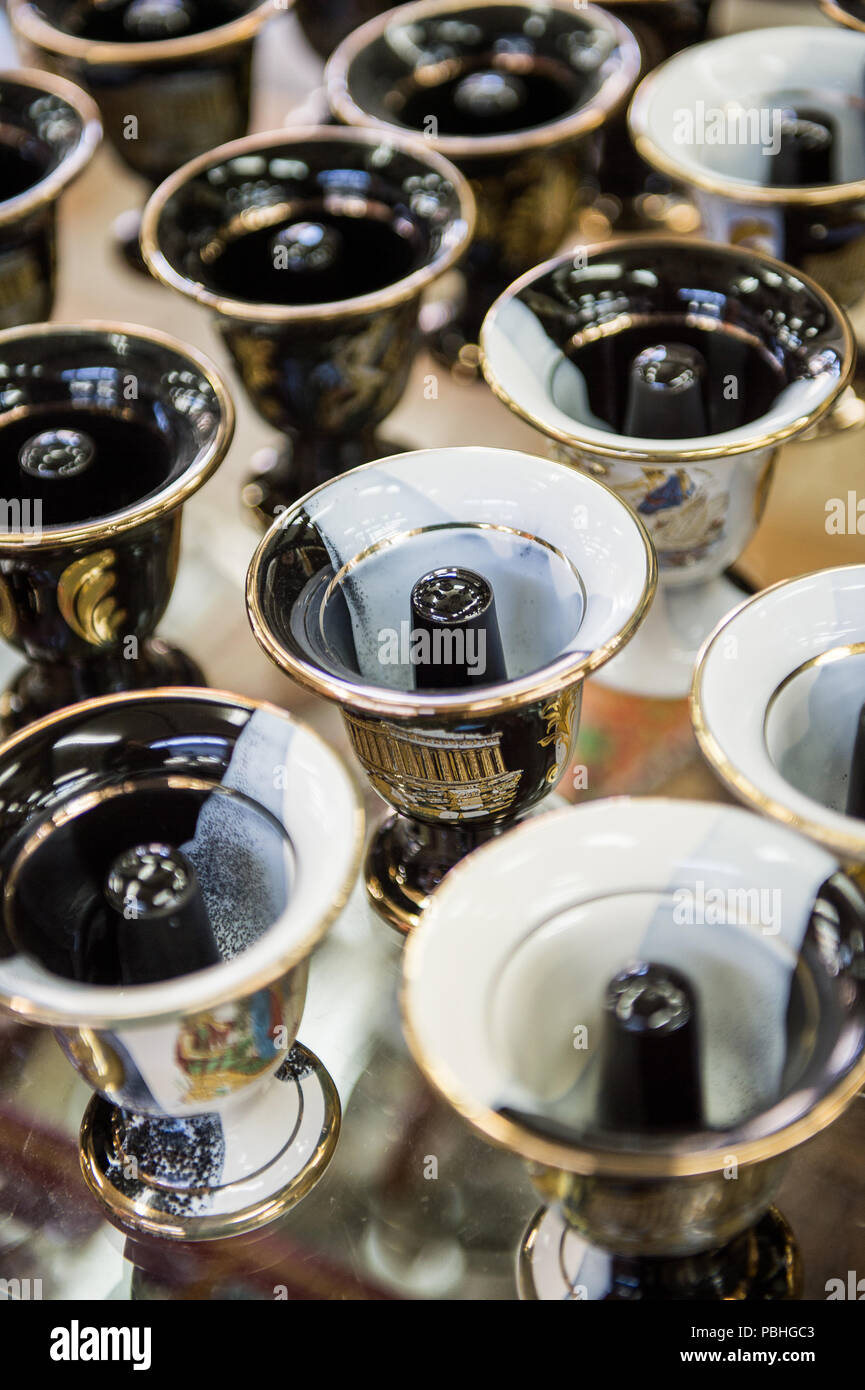 KALAMBAKA, Grecia - Mar 20, 2015: Recuerdo tazas griego con el ornamento tradicional griega. La cerámica griega son el recuerdo popular en Grecia Foto de stock