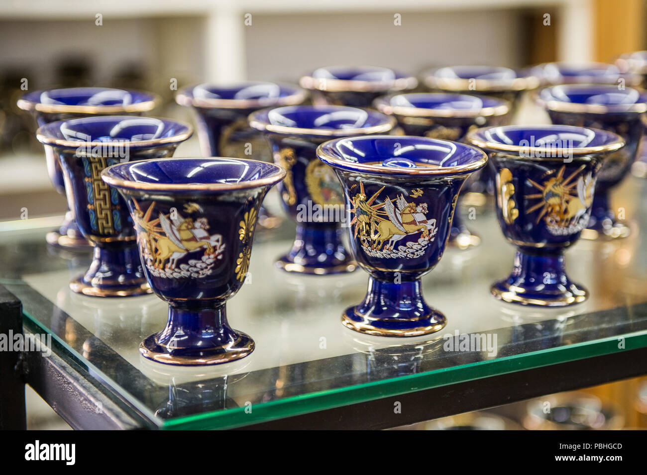 KALAMBAKA, Grecia - Mar 20, 2015: Recuerdo tazas griego con el ornamento tradicional griega. La cerámica griega son el recuerdo popular en Grecia Foto de stock