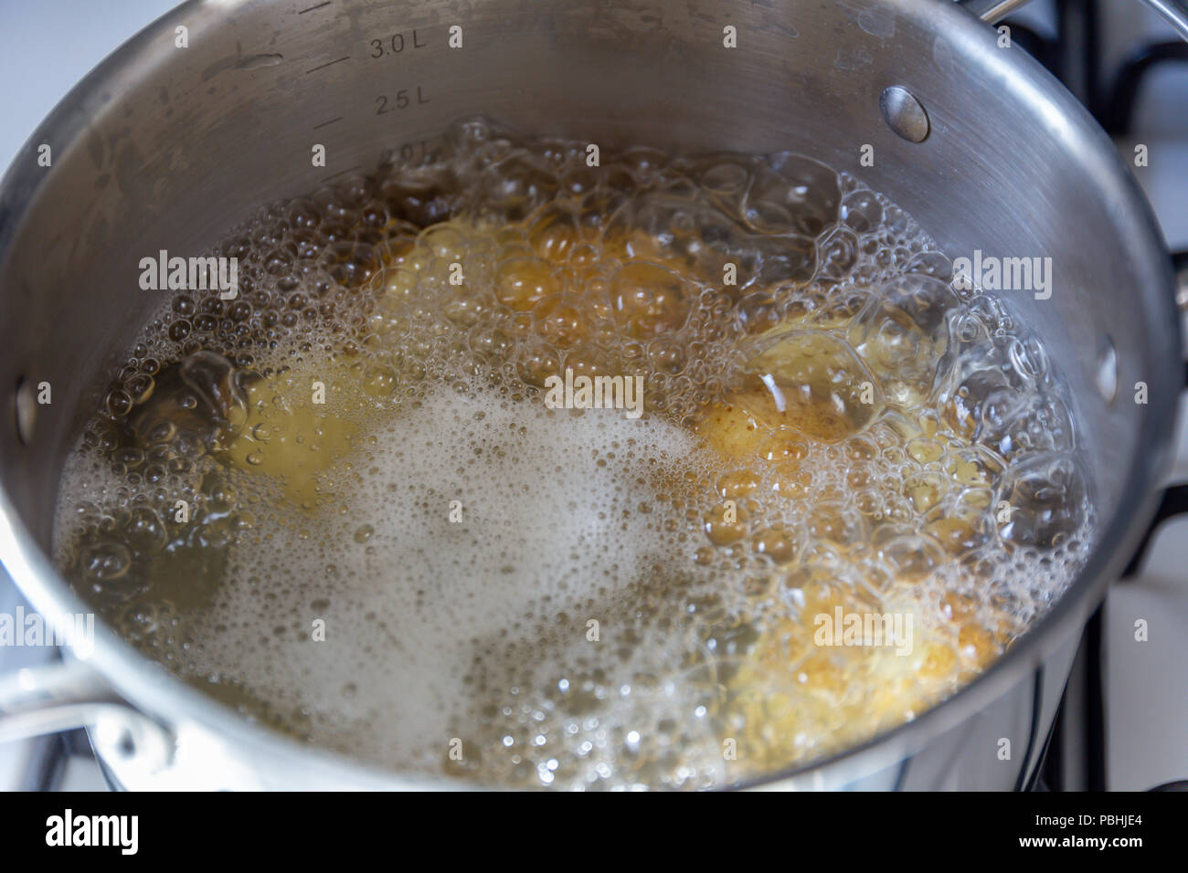 Pan de patatas cocido en agua hirviendo Fotografía de stock - Alamy