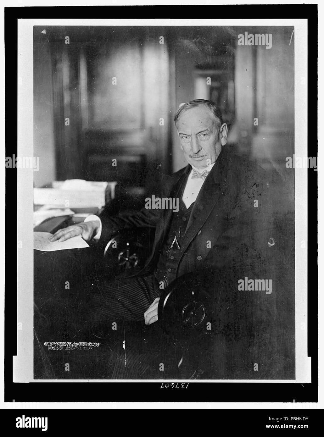 1716 Theodore E. Burton, tres cuartos de longitud sentado 1910 Foto de stock