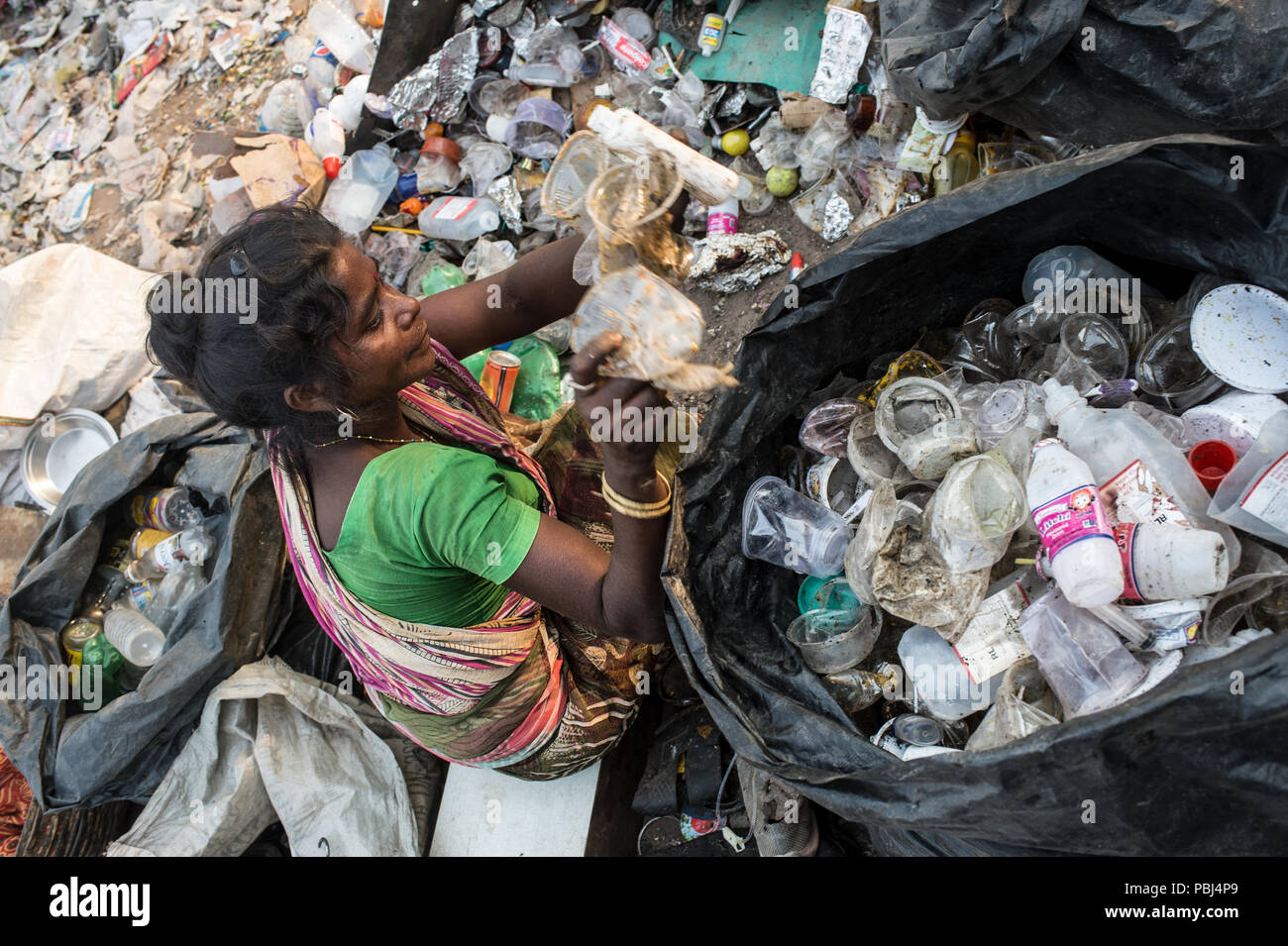 Mujer reciclar las botellas de plástico en el vertedero de Kolkata conocida como la montaña de basura, en Kolkata, Bengala Occidental, India Foto de stock