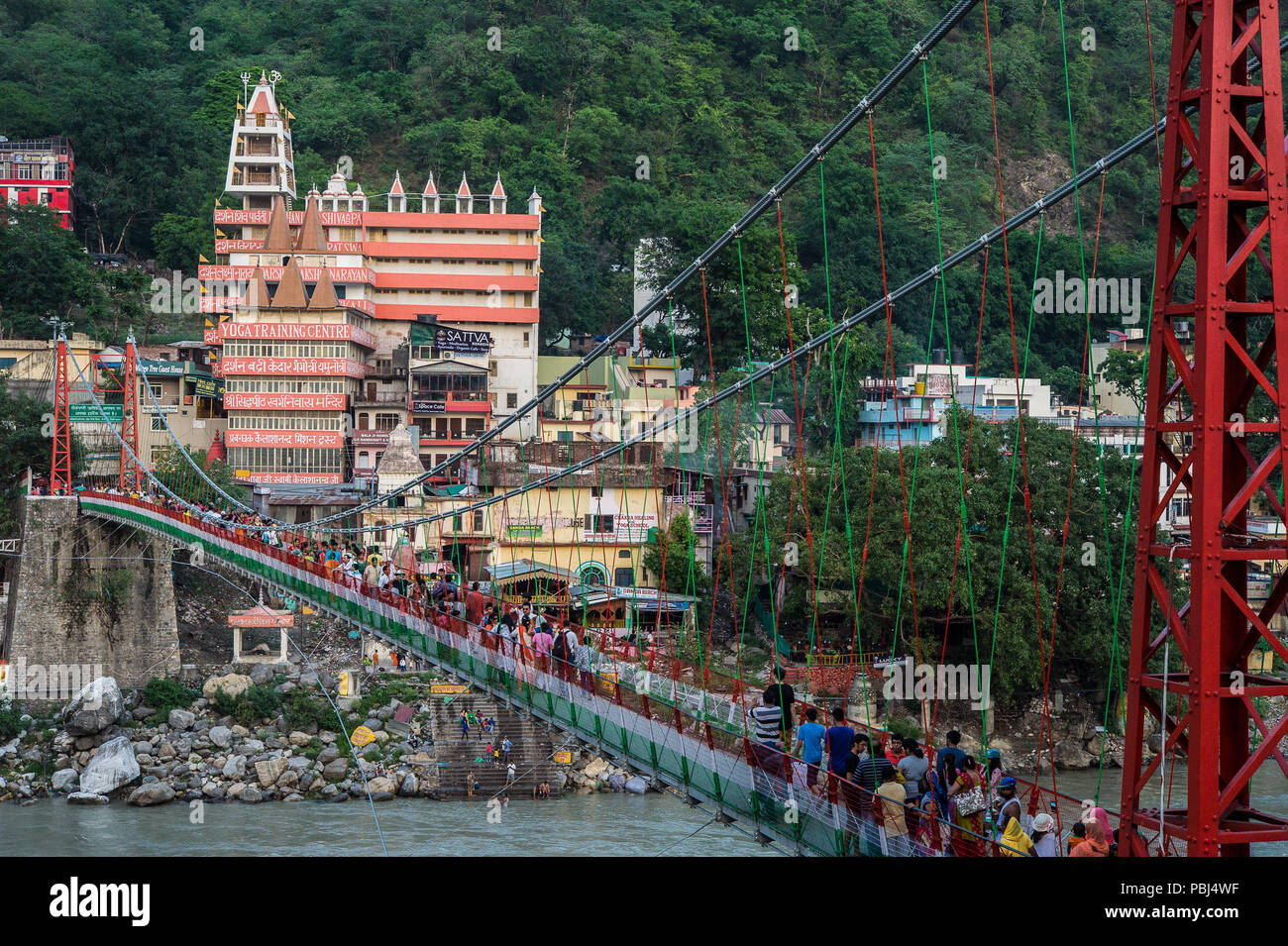 Puente de Ram Jhula, Rishikesh, Uttarakhand, India Fotografía de stock -  Alamy