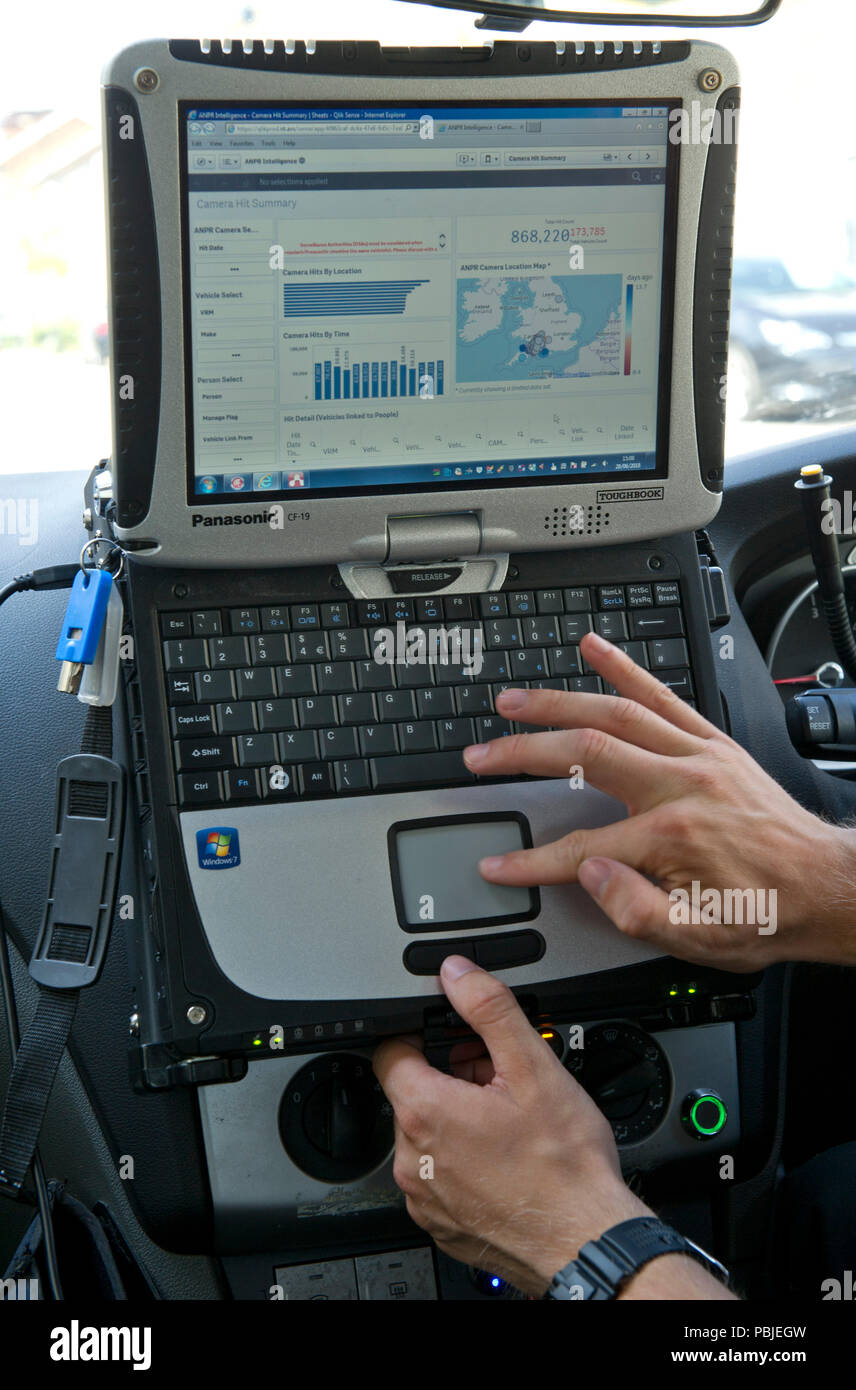 Jefe de la policía de Avon & Somerset. PC Andy Bird from Patchway comisaría,Bristol,utilizando el sistema informático en su coche de patrulla en la zona Patchway. Foto de stock