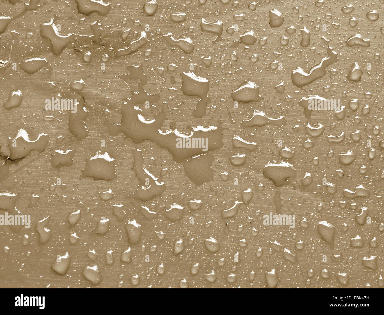 Gotas de agua sobre la superficie metálica de color buff de almendra  Fotografía de stock - Alamy