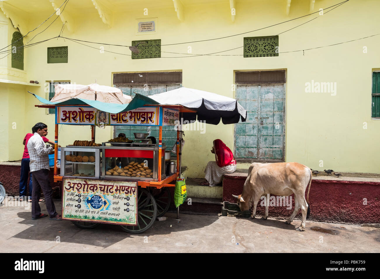 Comida en la calle en la India, junio de 2018 Foto de stock