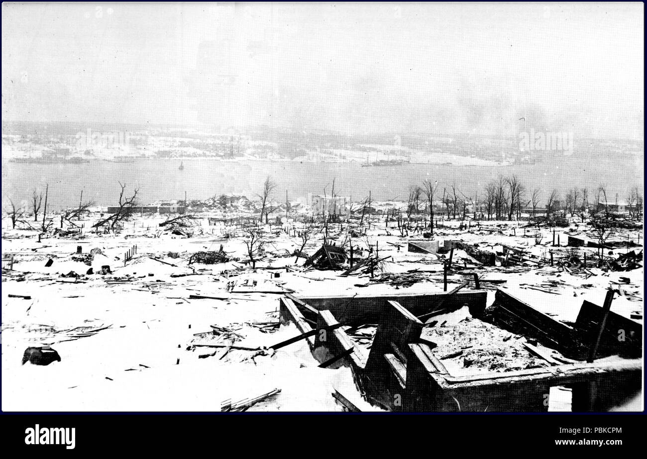 739 Halifax tras la explosión de Halifax, mirando hacia el lado del puerto  de Dartmouth, 1917 Fotografía de stock - Alamy