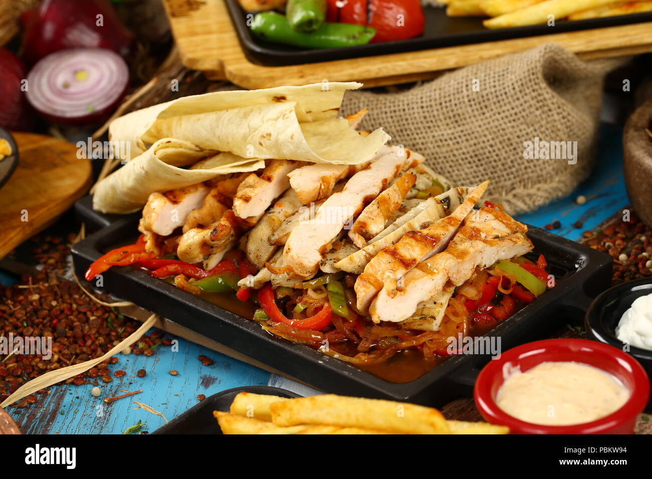 Fajitas de Pollo casero con verduras y saltear la carne de pollo Fotografía de stock Alamy