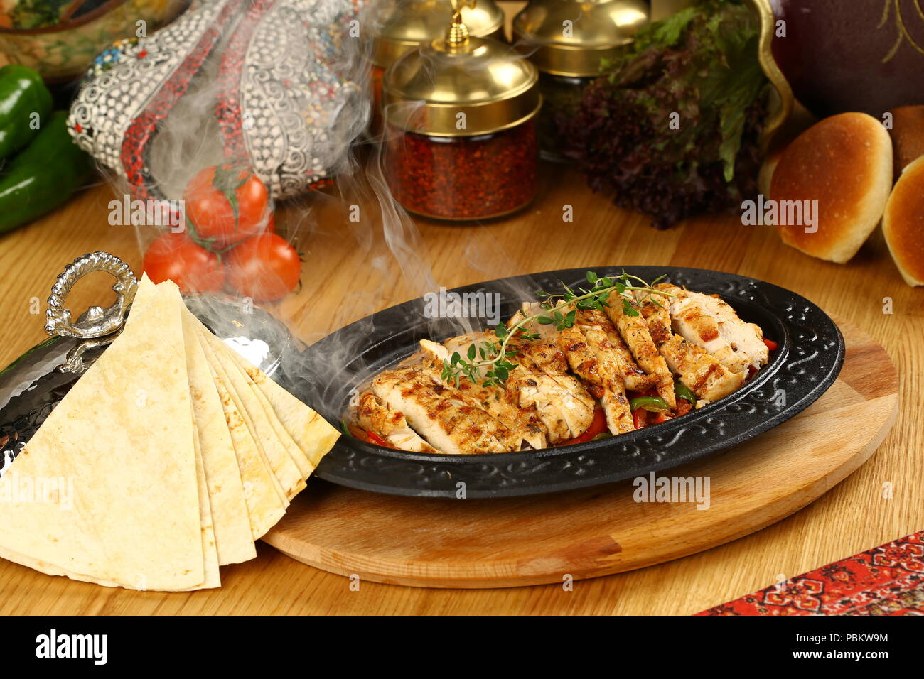 Fajitas de Pollo casero con verduras y saltear la carne de pollo Fotografía de stock Alamy