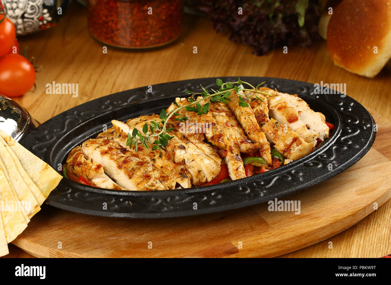 Fajitas de Pollo casero con verduras y saltear la carne de pollo Fotografía de stock Alamy