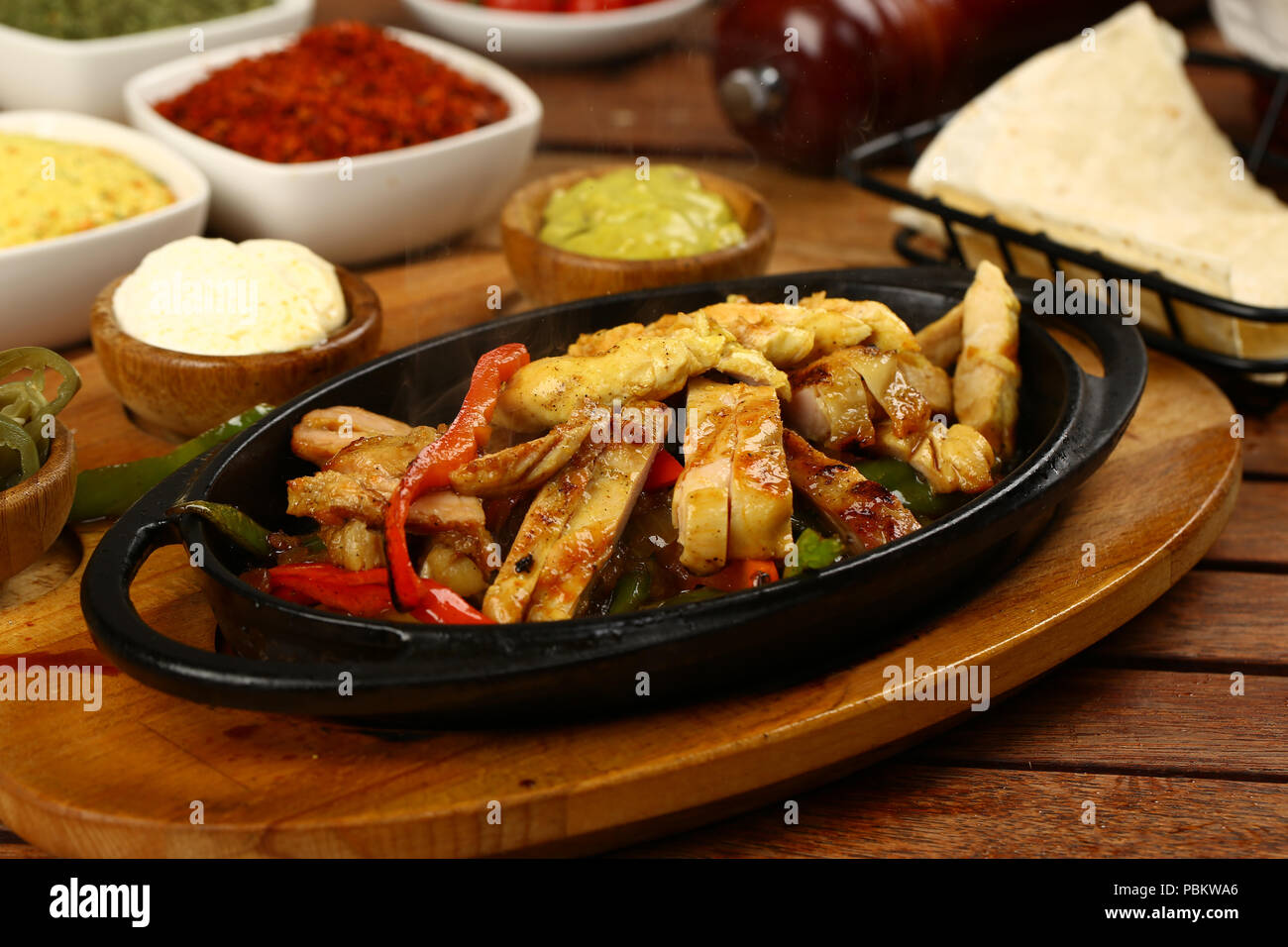Fajitas de Pollo casero con verduras y saltear la carne de pollo Fotografía de stock Alamy