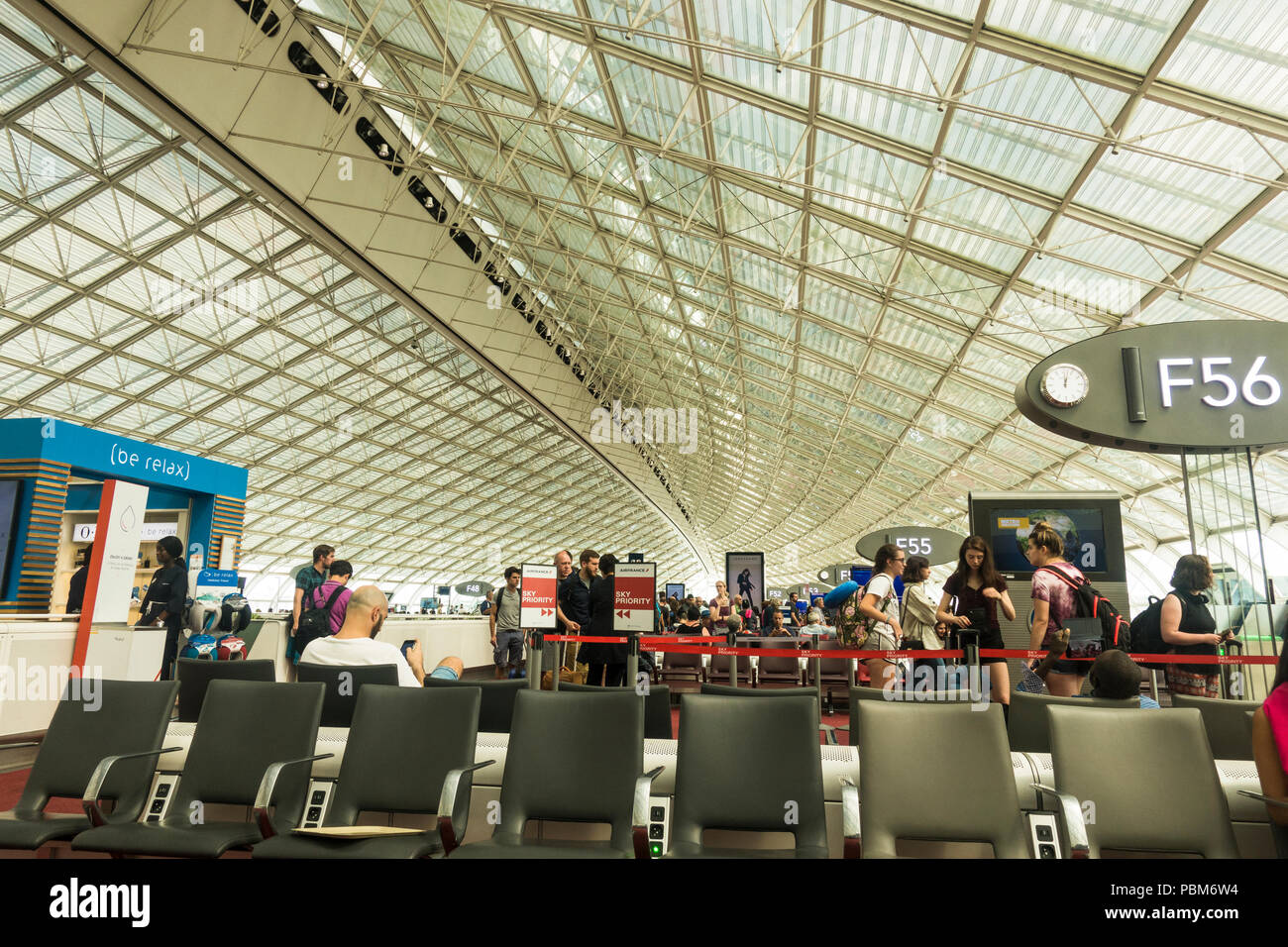 El aeropuerto Charles de Gaulle, terminal de salida ocupado 2f, f, París, Francia. Foto de stock