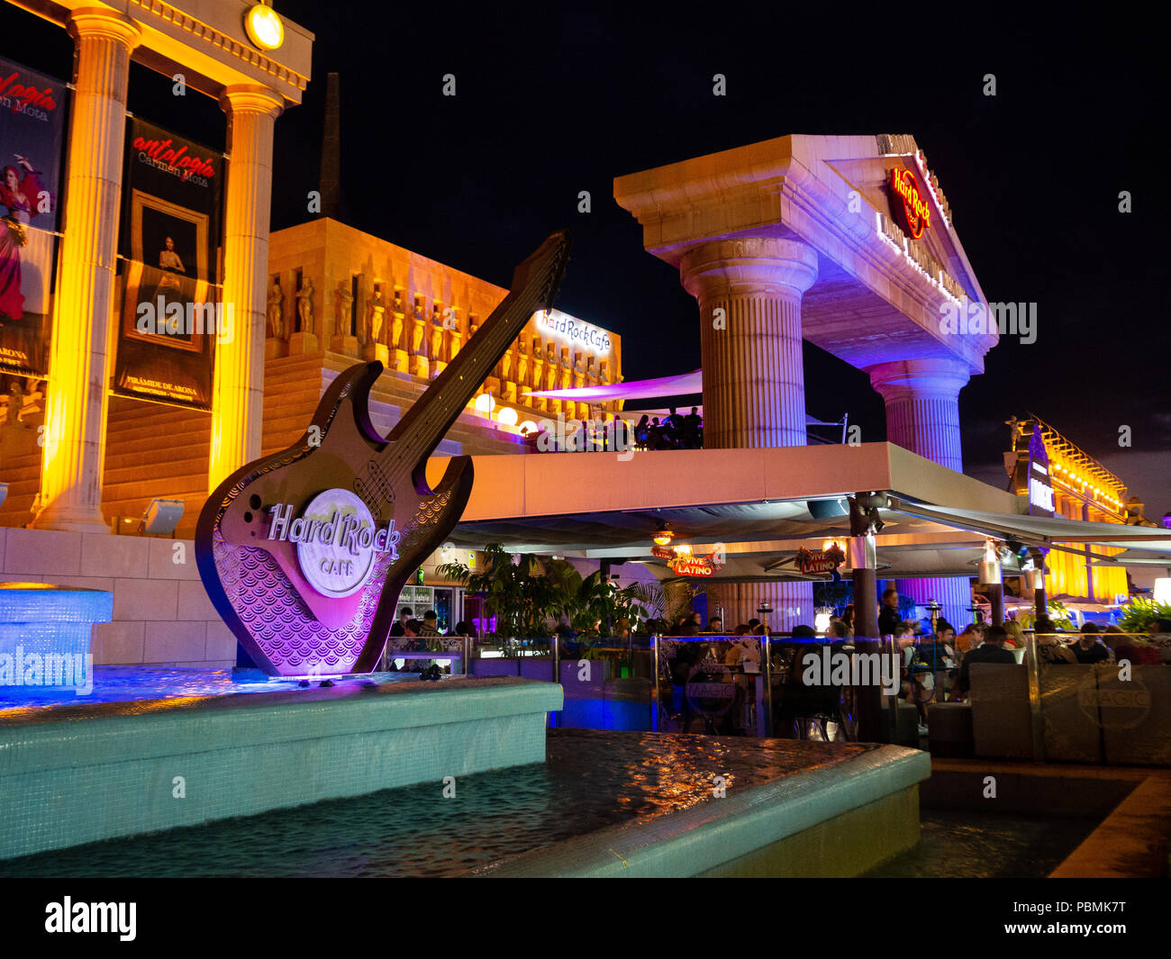 Playa de Las Americas, Tenerife, España - 13 de julio de 2018: Hard Rock  Cafe en la noche en Playa de Las Americas Fotografía de stock - Alamy