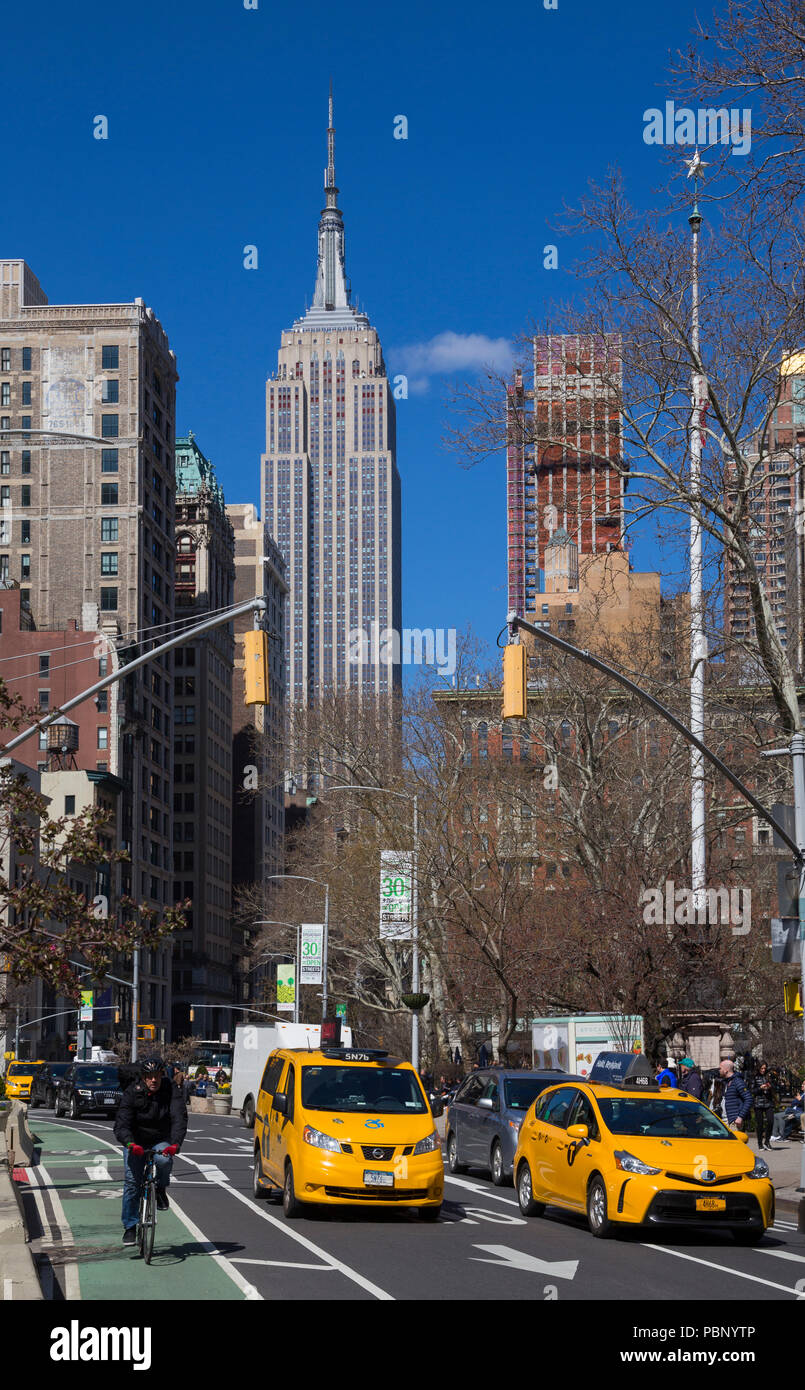 Flatiron District a principios de la primavera con el Madison Square Park a la derecha y el Edificio Empire State en la distancia. Nueva York, EE.UU. Foto de stock