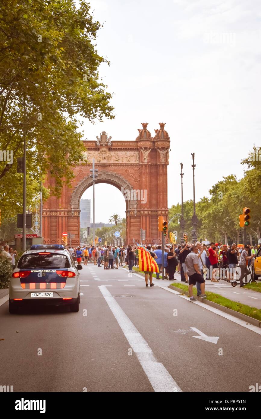 Barcelona, España - 25 de julio de 2018: los taxistas protestan contra Uber y Cabify porque demasiadas licencias junto al Arc de Triomf con smokebombs Foto de stock