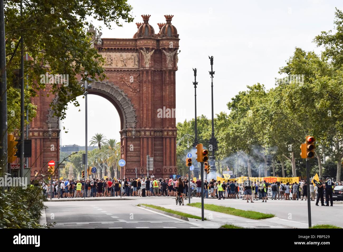 Barcelona, España - 25 de julio de 2018: los taxistas protestan contra Uber y Cabify porque demasiadas licencias junto al Arc de Triomf con smokebombs Foto de stock