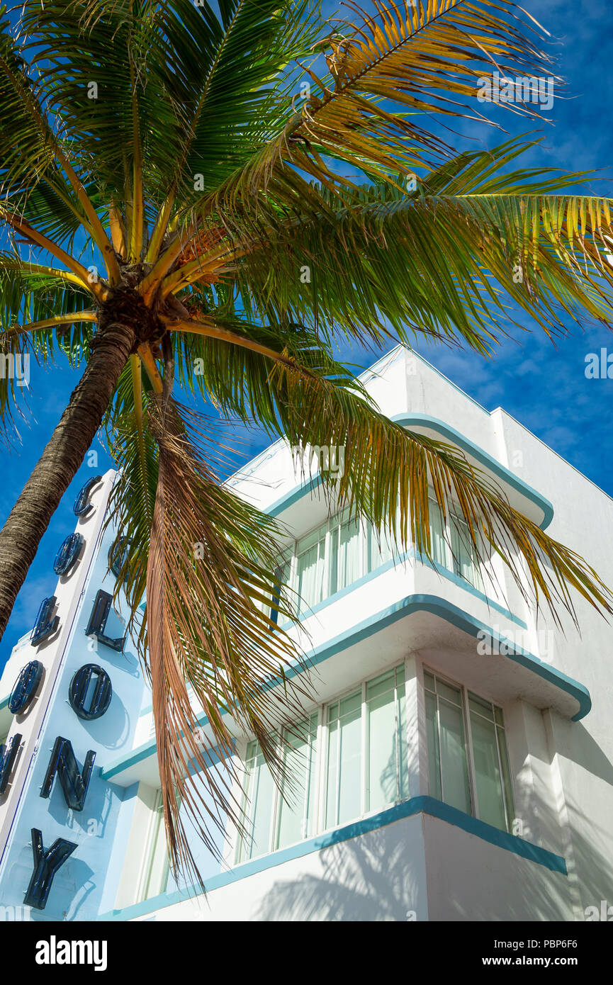 Miami, EE.UU. - Circa Enero de 2018, el detalle de típica colorida arquitectura Art Deco del hotel Colony con palmera en Ocean Drive en South Beach Foto de stock