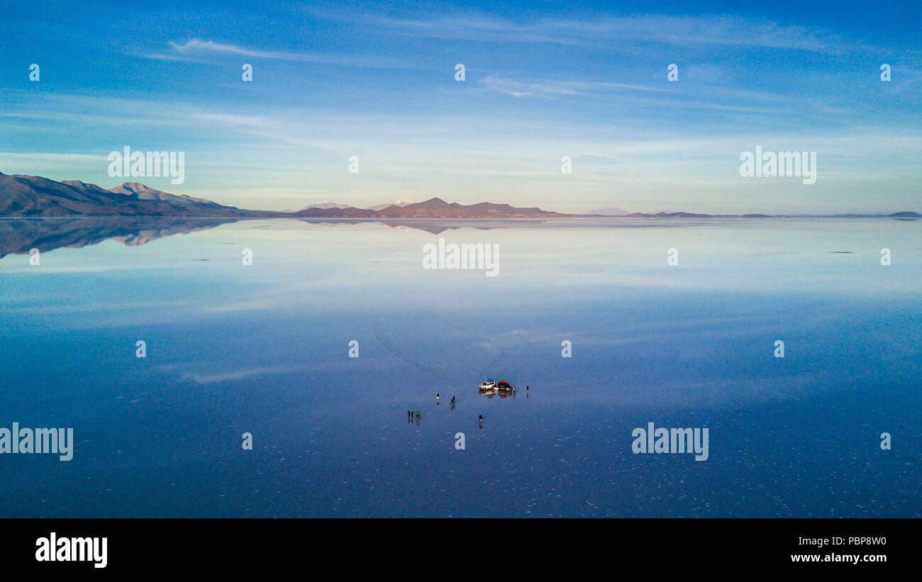 Uyuni antena reflejos son una de las cosas más increíbles que un fotógrafo puede ver. Aquí podemos ver cómo el amanecer sobre un horizonte infinito con Foto de stock