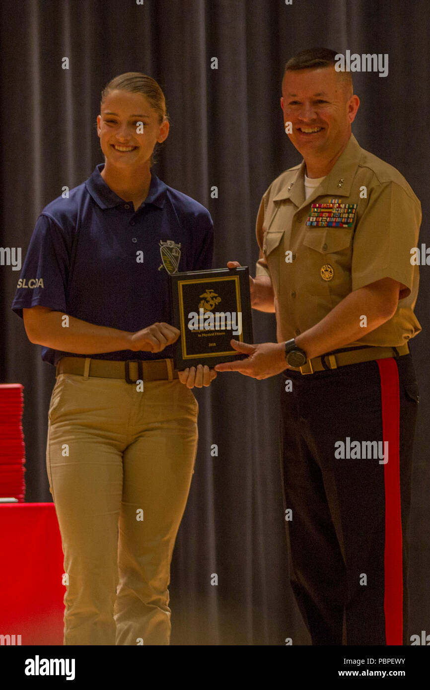Gral. Gen. James Bierman, comandante general del Comando de Reclutamiento del Cuerpo de Infantería de Marina (MCRC), entrega el premio la aptitud física superior a Anna Fournaris, un estudiante de Woodstock High School en Woodstock, Georgia, durante el verano de 2018 del Centro de Liderazgo y desarrollo del carácter a la ceremonia de graduación de la Academia a bordo del Marine Corps Base Quantico, Virginia, 22 de julio. El fitness premio es otorgado a los estudiantes anotó la parte superior de su clase en la academia. Más de 200 estudiantes fueron aceptados en la academia, mano-seleccionados por una junta de Infantes de Marina que mira para encontrar a los asistentes con rasgos de carácter similar como los Marines Foto de stock