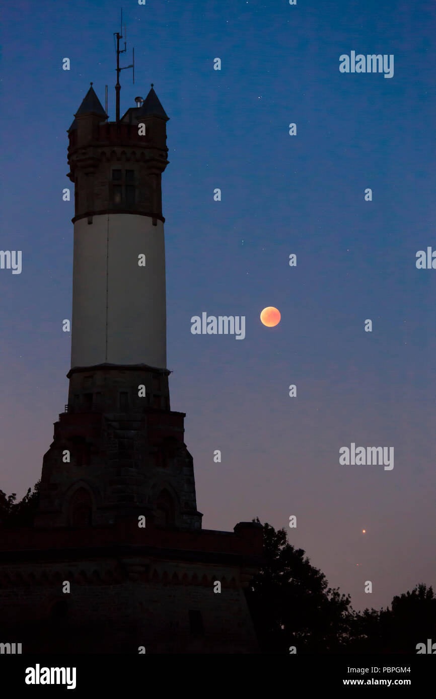 Eclipse Lunar total a través de la torre Harkort en húmedo en el río Ruhr, luna de sangre, el 27 de julio de 2018, en la parte inferior derecha del planeta Marte, Alemania. totale Mon Foto de stock