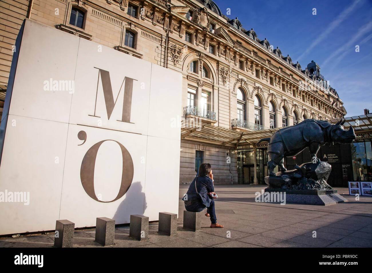 Contemplación delante del Museo de Orsay. París, Francia. Foto de stock