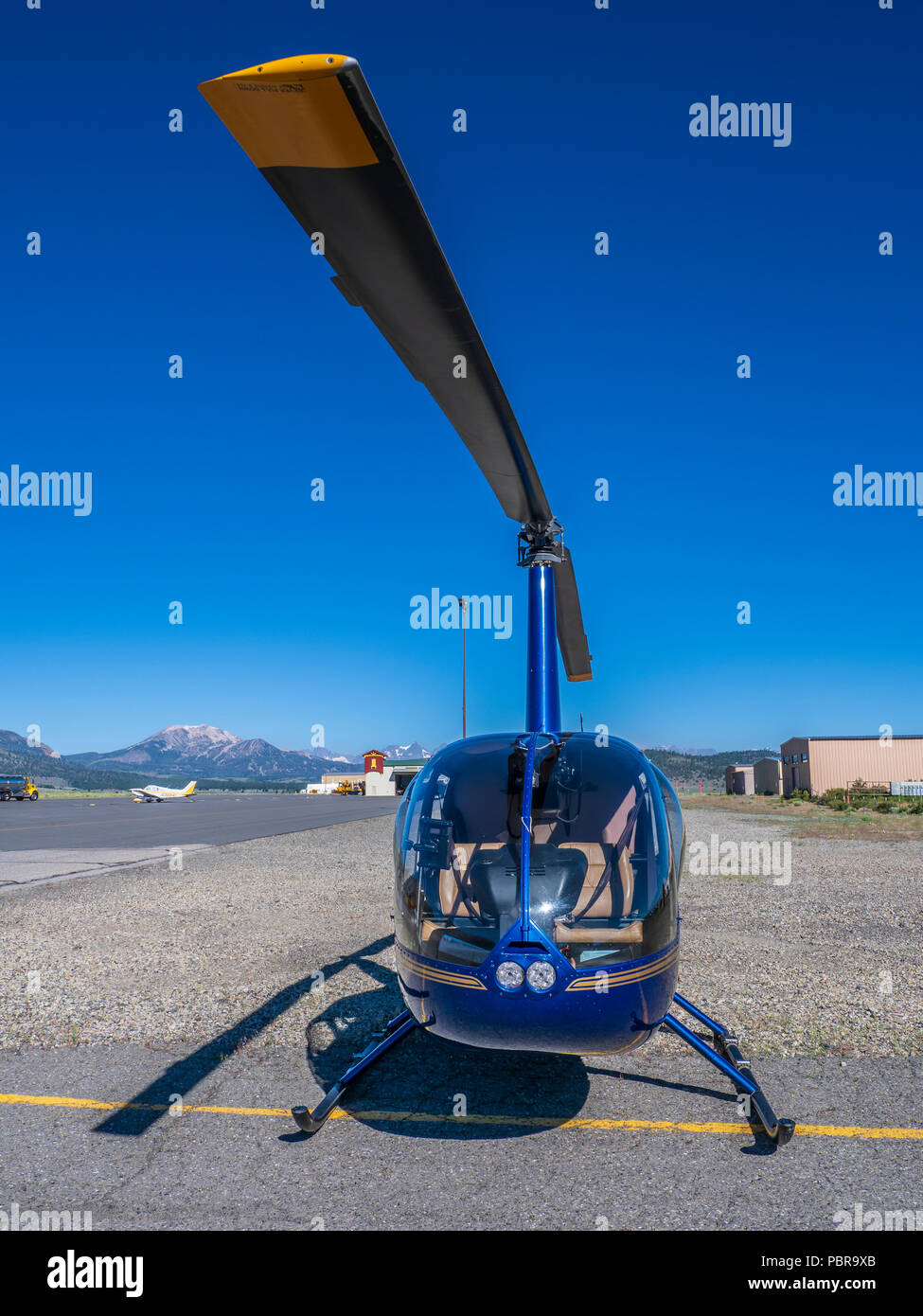 Helicóptero ROBINSON R44 en el aeropuerto Mammoth-Yosemite, Mammoth Lakes, California. Foto de stock