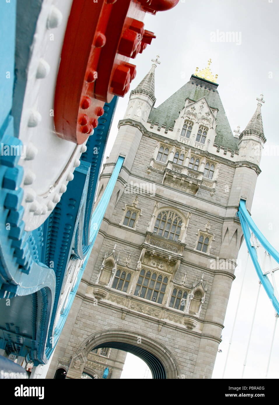 Tower Bridge de Londres. Los viajes. Freno de la ciudad. Los frenos de la ciudad. Lugares de interés turístico de Londres. Los edificios históricos. Las ciudades capitales. Foto de stock