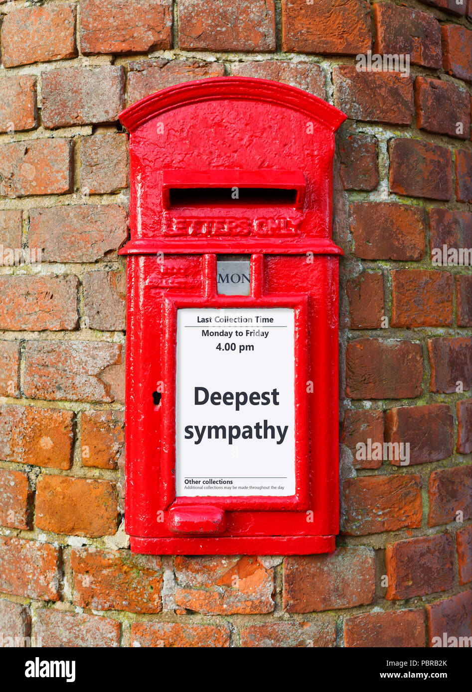 Casilla de correos británica con un mensaje en el que se lee más profundo pésame, ideal para un diseño de tarjeta de felicitación Foto de stock