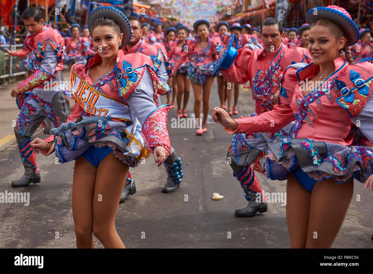 caporales-bailarines-en-trajes-adornados-de-realizar-ya-que-desfilan-por-la-ciudad-minera-de-oruro-en-el-altiplano-de-bolivia-durante-el-carnaval-anual-pbrc56.jpg