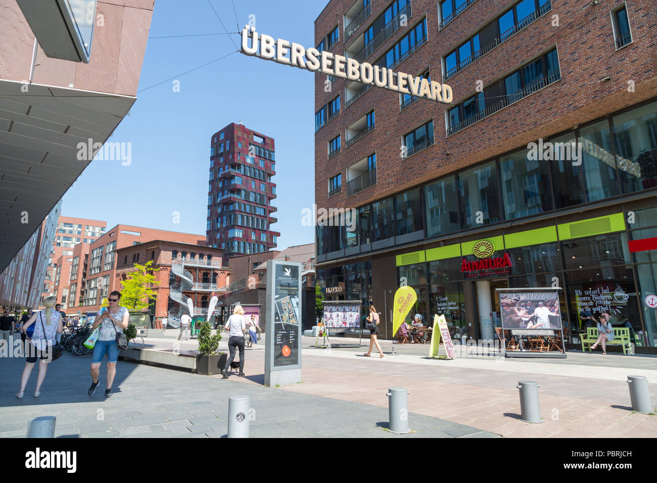 Calle comercial, Überseeboulevard Hafen-City, Hamburgo Foto de stock