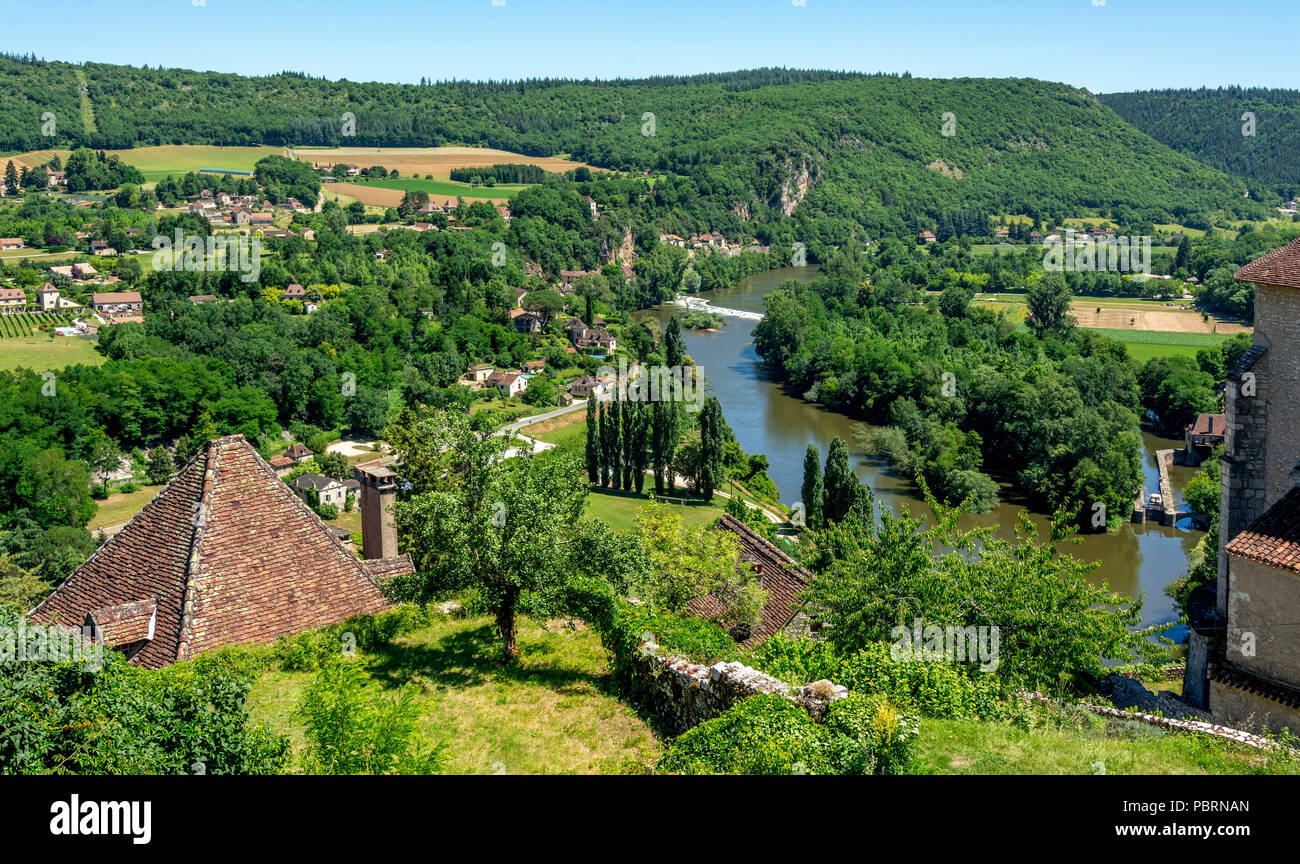 Vista del río Lot y Vallee du Lot de Saint-Cirq-Lapopie, etiquetados como Les Plus Beaux aldeas de Francia o de los pueblos más bellos de Francia Foto de stock