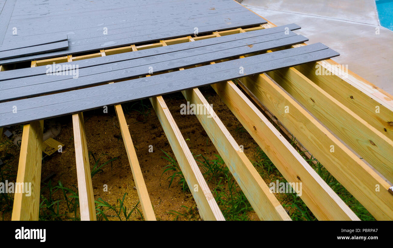 Construcción de un patio con cubierta de compuesto de instalar placas de  cubierta deck de madera patio Fotografía de stock - Alamy